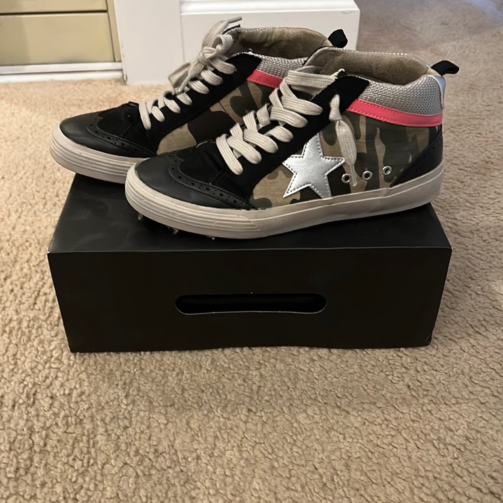 Vici collection high top in size 7